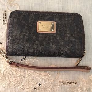 Wallet wristlet